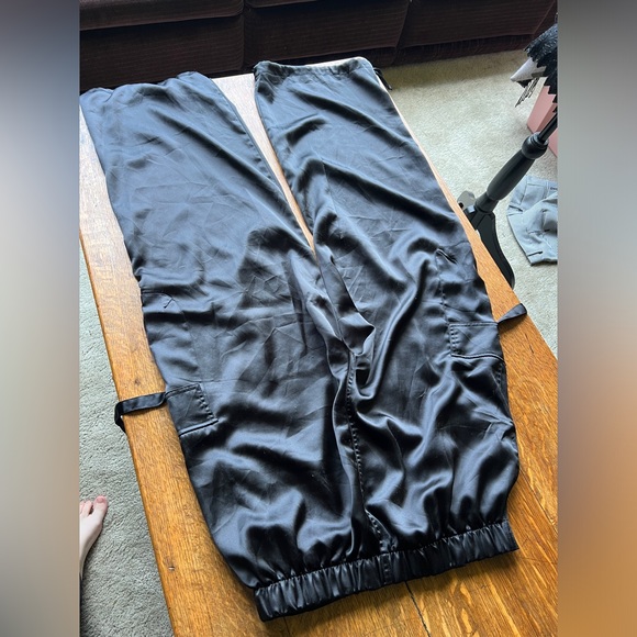 Women’s Medium Black Silky Cargo Pants - Picture 4 of 8